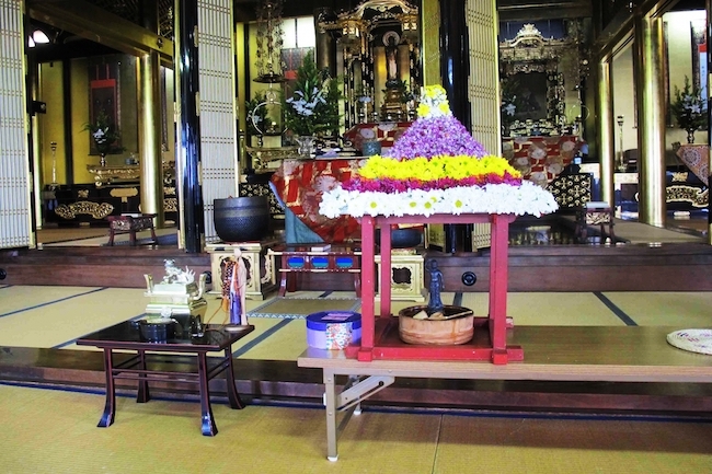花祭りでお釈迦様の像に甘茶をかける理由とは Yokare