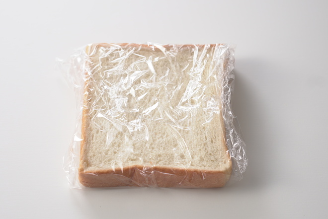 食パンをサランラップで包んで冷凍