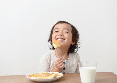 子どもに欠かせない第４の食事「おやつ」、その目的と必要な栄養素とは？