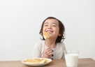 子どもに欠かせない第４の食事「おやつ」、その目的と必要な栄養素とは？