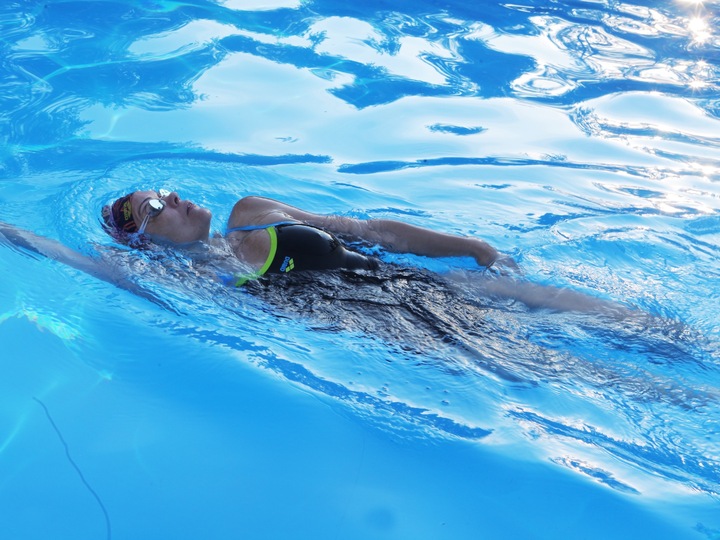 プールの塩素で痛む髪 プールに入っても髪を傷ませない３つのポイント Yokare