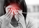 目の疲れが頭痛を引き起こす原因は？ 