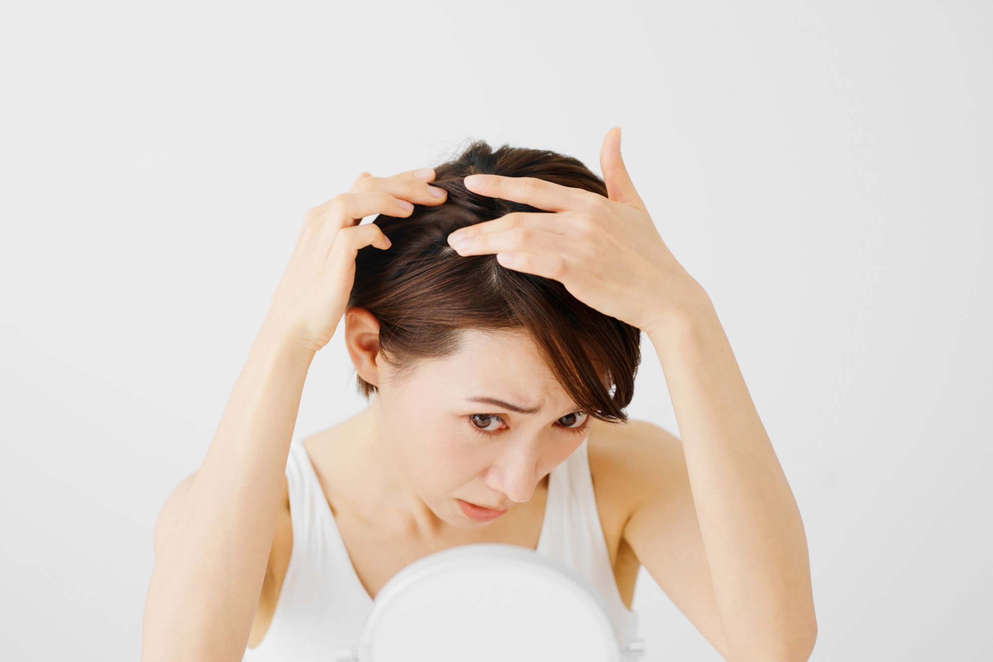 60歳くらいの白髪の白人女性の画像。彼女は写真を撮るために横を向いています。